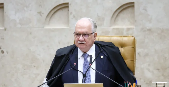 Fachin suspende decisões conflitantes sobre diretor da PF e restabelece poder da Presidência do STF