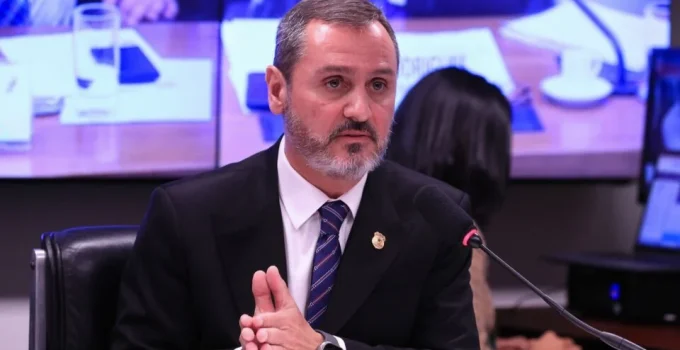 Fachin suspende decisões conflitantes sobre comando da PF e centraliza apuração no STF