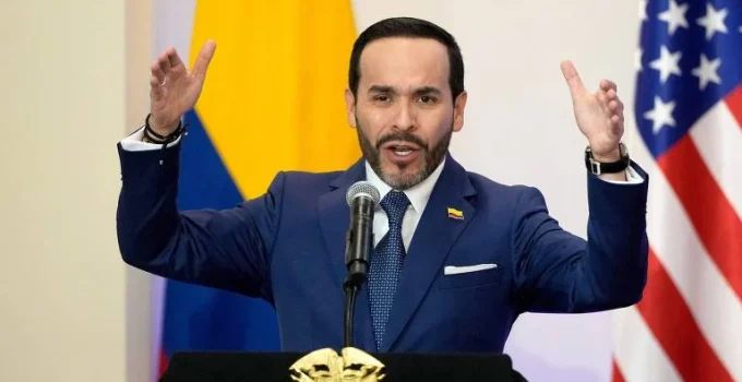 Presidente da Colômbia revoga restrição ao porte de armas após um ano
