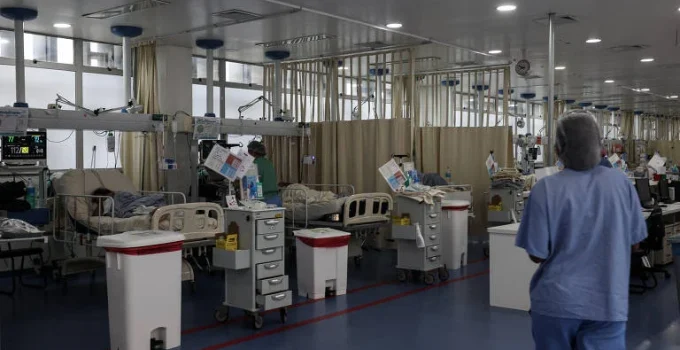 Quase metade dos médicos de UTI no Brasil sofre com exaustão emocional, aponta estudo Quase metade dos médicos de UTI no Brasil sofre com exaustão emocional, aponta estudo