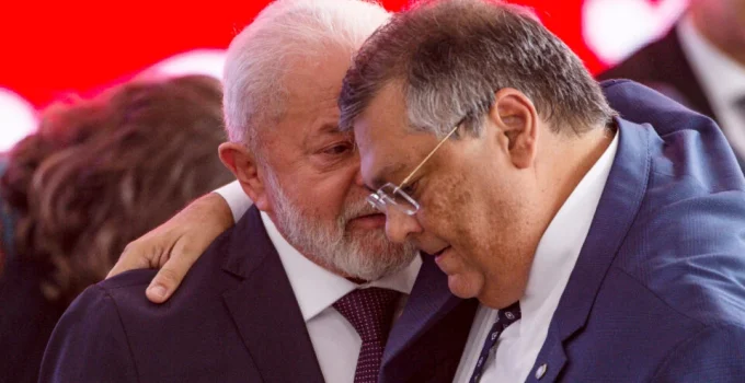 Flávio Dino adia julgamento de Moraes e acirra debate sobre proximidade do STF com Planalto
