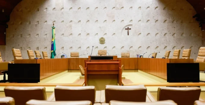 Rede de Contatos de Ex-Banqueiro com Ministros do STF Gera Crise e Aprofunda Investigações