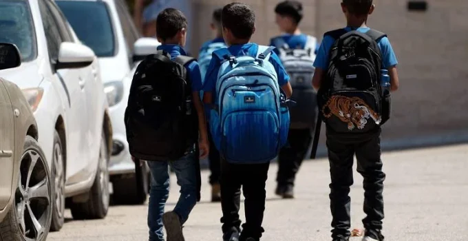 Pais palestinos vivem sob o medo de ataques de colonos a escolas na Cisjordânia
