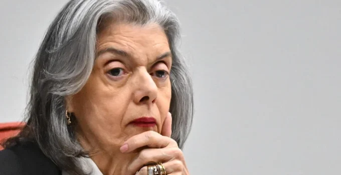 Cármen Lúcia expressa constrangimento com cenário atual do STF