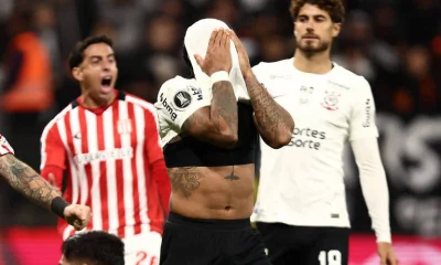 Corinthians é eliminado da Libertadores após derrota para o Estudiantes e pênalti perdido por Memphis