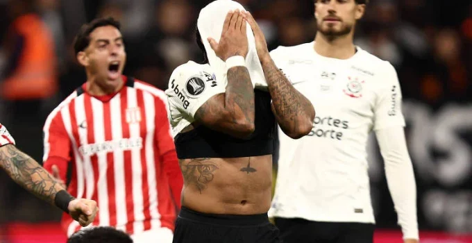 Corinthians é eliminado da Libertadores após derrota para o Estudiantes e pênalti perdido por Memphis