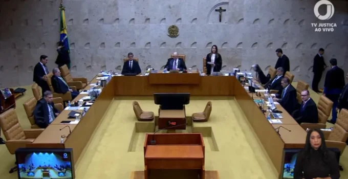 Moraes atrasa em sessão do STF após dia de embates sobre investigação