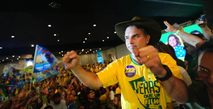 Flávio Bolsonaro anuncia plano para recrutar fiscais de urnas eletrônicas nas eleições