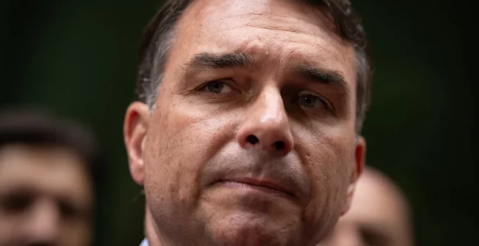 Flávio Bolsonaro nega autoria em ação contra reajuste do Bolsa Família e promete 'muito mais'
