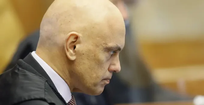 Vídeo flagra Moraes e esposa desembarcando de jatinho ligado a banqueiro investigado