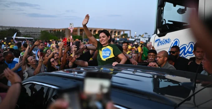 Michelle Bolsonaro reage à proibição de aparecer com o marido em propaganda eleitoral