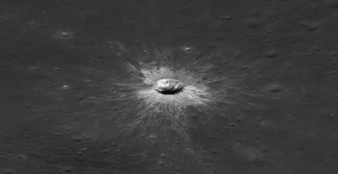 Gigantesca Cratera Lunar de 2024 Revela o Caos Cósmico na Lua Gigantesca Cratera Lunar de 2024 Revela o Caos Cósmico na Lua
