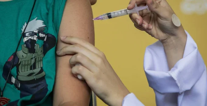 Vacinação nas escolas: estratégia amplia acesso de adolescentes à proteção contra HPV
