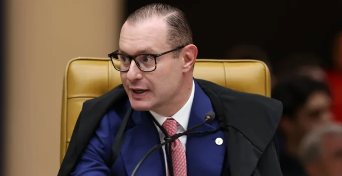 Zanin nega liminar para obrigar Alcolumbre a pautar CPI sobre ministros do STF