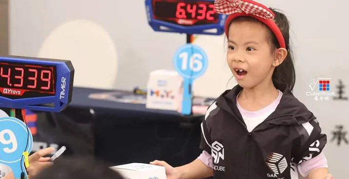 Menina de 6 anos quebra recorde mundial de cubo mágico feminino