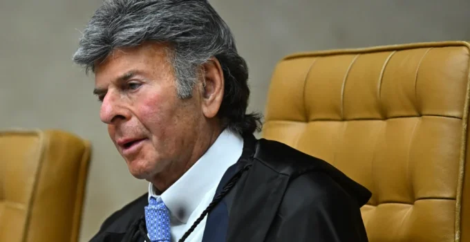 Fux concede 10 dias para Alcolumbre explicar acesso de citados no caso Master ao Senado Fux concede 10 dias para Alcolumbre explicar acesso de citados no caso Master ao Senado