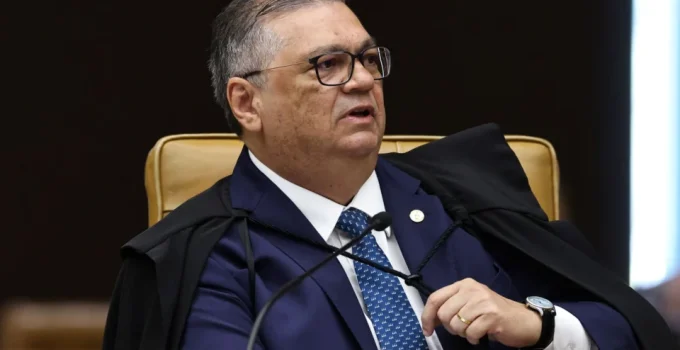 PT usa ação sobre mineração para pedir investigação de Flávio Bolsonaro por suposta interferência dos EUA nas eleições