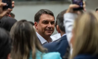Flávio Bolsonaro viajou em jato ligado a empresário preso; senador diz que era de amigo