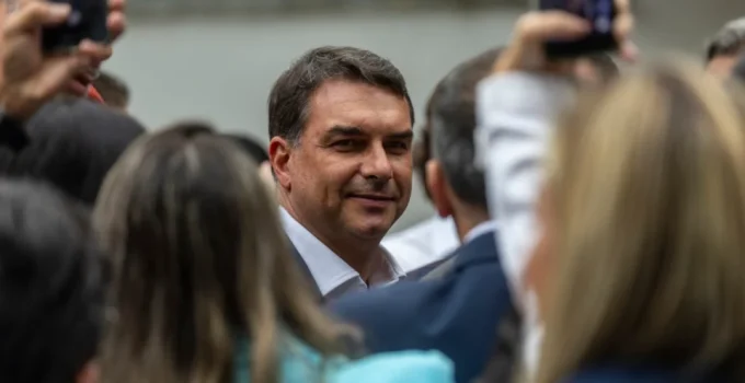 Flávio Bolsonaro viajou em jato ligado a empresário preso; senador diz que era de amigo
