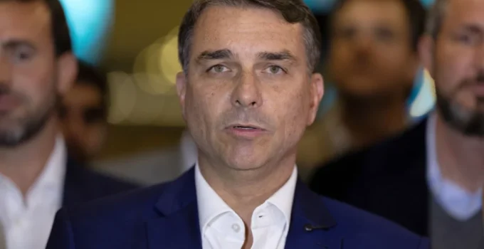 Defesa de Flávio Bolsonaro pede suspensão de investigações e acusa PT de 'escolher' relatores no STF