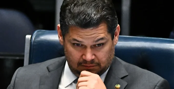 Alcolumbre e dono do Banco Master: mensagens revelam intimidade e senador alega intimidação Alcolumbre e dono do Banco Master: mensagens revelam intimidade e senador alega intimidação