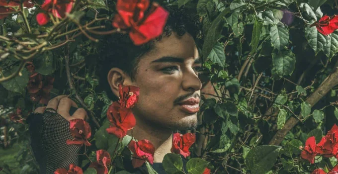 Homens gays afeminados relatam rejeição em aplicativos de namoro: 'Preciso fingir masculinidade'
