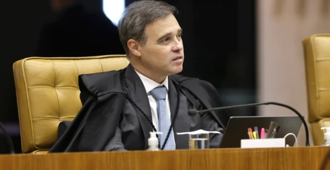 Mendonça determina remoção de mais de mil postagens sobre fake news envolvendo Flávio Bolsonaro e padroeira do Brasil Mendonça determina remoção de mais de mil postagens sobre fake news envolvendo Flávio Bolsonaro e padroeira do Brasil