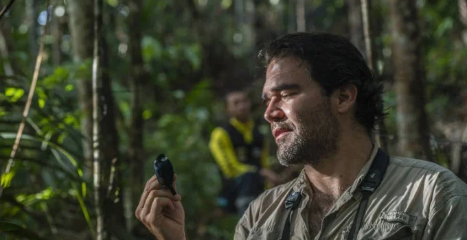Ex-refém das Farc encontra ex-sequestradores para observação de aves e promove reconciliação