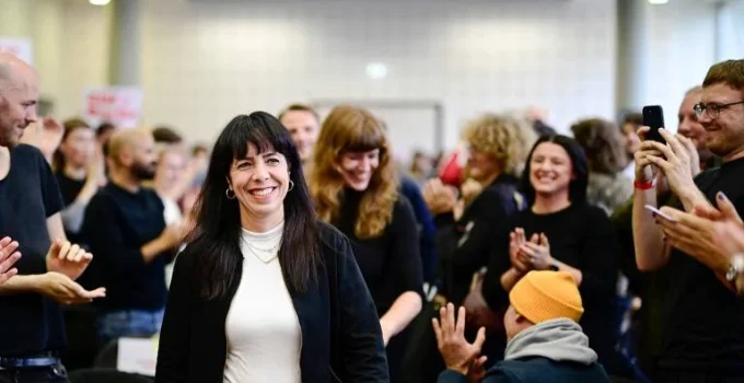 Advogada e mãe, Elif Eralp desafia o establishment em Berlim com promessa de teto para aluguéis