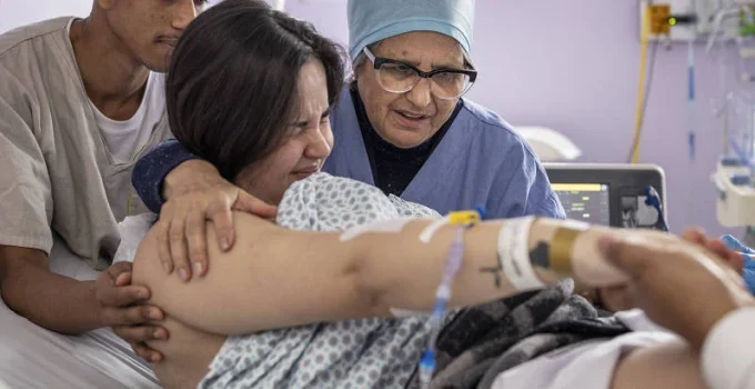 Doula de 71 anos dedica 27 anos de voluntariado a gestantes em hospital público de SP