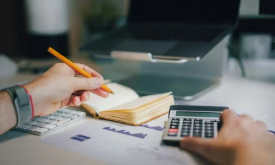 Estresse financeiro crônico na meia-idade pode acelerar o envelhecimento cerebral, aponta estudo
