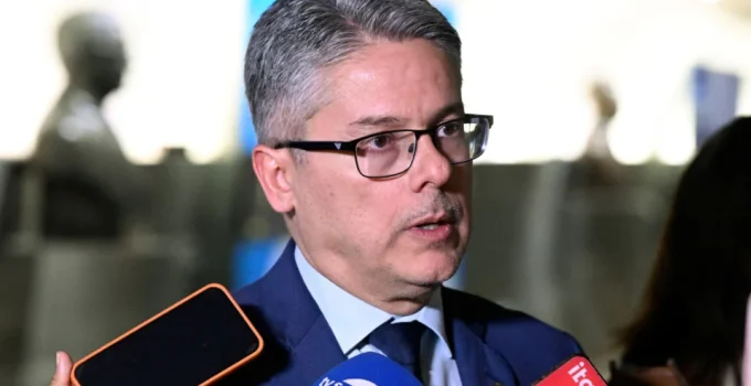 Senador pede a Zanin reavaliação de CPI contra ministros do STF