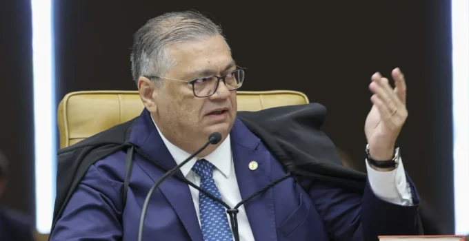 Decisão de Dino sobre Nossa Senhora Aparecida reacende crise no STF e acirra disputa eleitoral