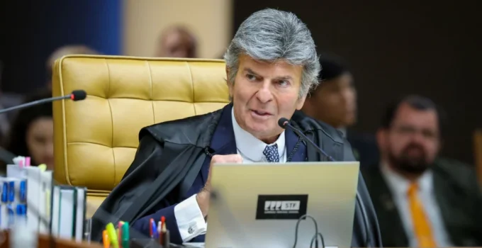 Fux derruba decisão de Dino e restabelece ordem contra posts sobre Flávio Bolsonaro e Nossa Senhora Fux derruba decisão de Dino e restabelece ordem contra posts sobre Flávio Bolsonaro e Nossa Senhora