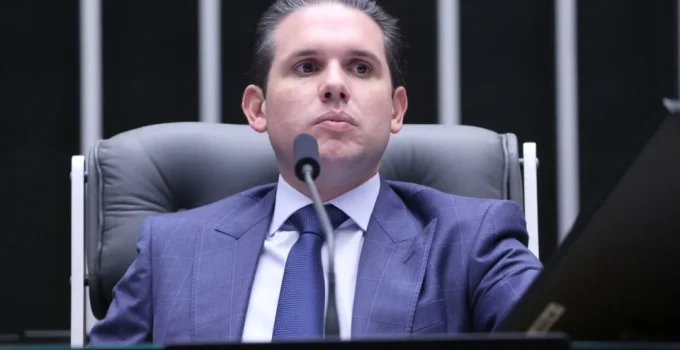 Mensagens sugerem "sociedade" entre Arthur Lira e dono do Banco Master em negociação de terreno