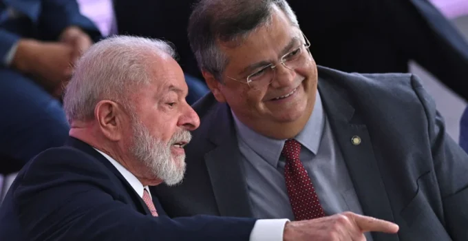 Lula liga para Flávio Dino em evento oficial e Flávio Bolsonaro questiona: 'Subordinado?'
