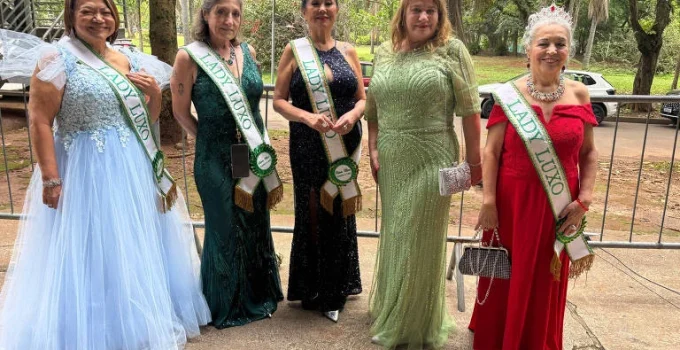 Modelos sênior celebram a vida e a autoestima em concursos de beleza Modelos sênior celebram a vida e a autoestima em concursos de beleza
