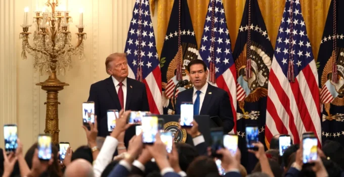 Governo Trump destina fundos para grupos que criticam o STF no Brasil