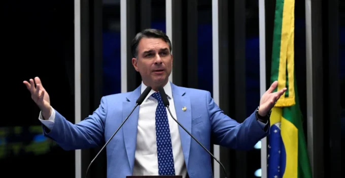 Flávio Bolsonaro pede a Fachin a suspeição de Flávio Dino em ações que o envolvem