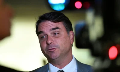 Justiça restringe redes sociais de servidor da Secom após posts sobre Flávio Bolsonaro e Nossa Senhora Aparecida