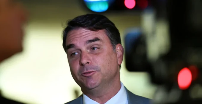 Justiça restringe redes sociais de servidor da Secom após posts sobre Flávio Bolsonaro e Nossa Senhora Aparecida