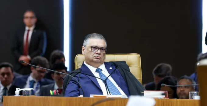 Decisão de Dino sobre ataques religiosos mira eleições de 2026, avaliam juristas