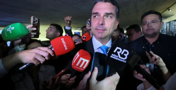 Flávio Bolsonaro desiste de debate na Globo alegando censura do TSE