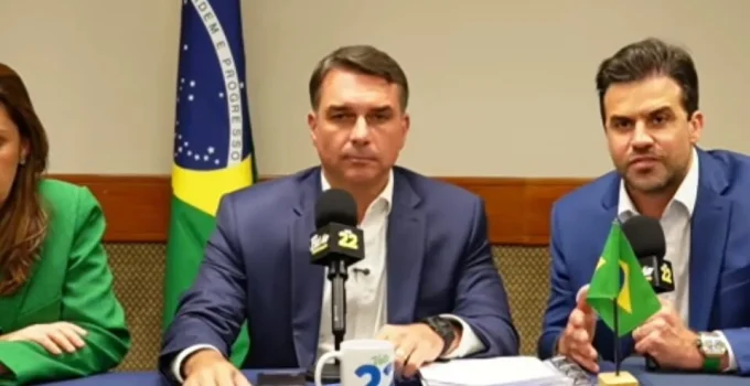 Flávio Bolsonaro acusa Lula de usar “amigos no Judiciário” para censurar debate Flávio Bolsonaro acusa Lula de usar "amigos no Judiciário" para censurar debate