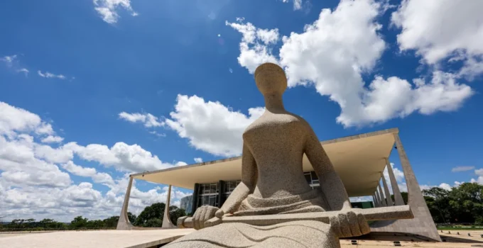 PM descarta bomba após homem deixar mochila perto do STF PM descarta bomba após homem deixar mochila perto do STF