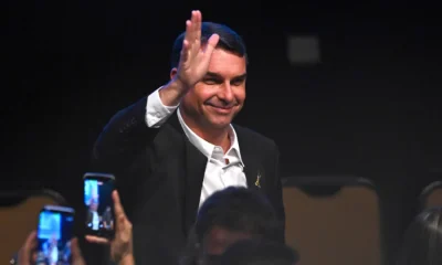 Maior bancada do Congresso oficializa apoio a Flávio Bolsonaro