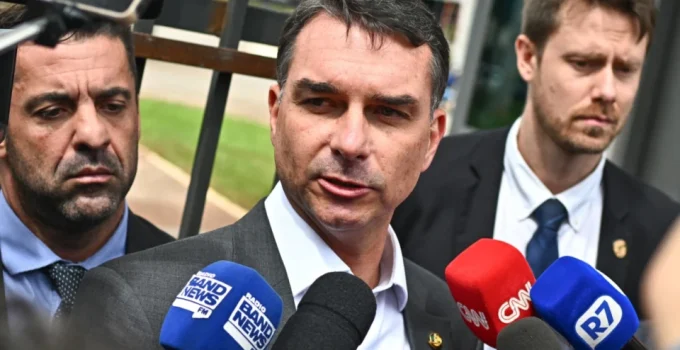 Flávio Bolsonaro pede ao STF investigação contra deputados do PT por denunciação caluniosa