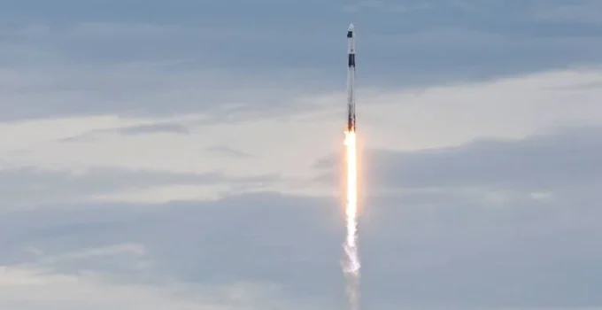 Dragon da SpaceX completa viagem recorde à Estação Espacial Internacional