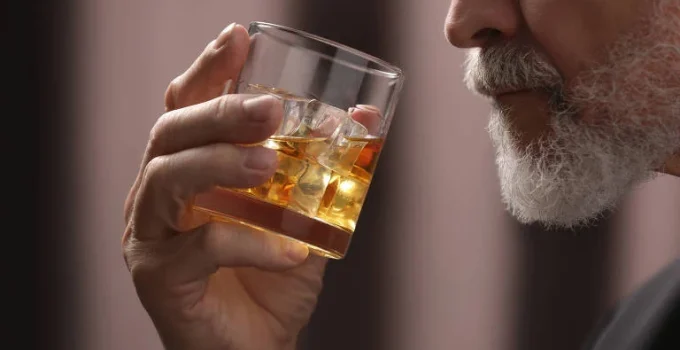O Consumo de Álcool e o Risco Crescente de Demência: Novas Evidências Desmistificam Benefícios e Alertam para Danos