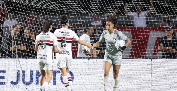 Goleira do São Paulo se manifesta politicamente após título do Brasileirão Feminino
